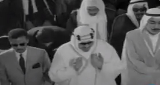فيديو نادر للملك سعود يصلي في أحد مساجد اليونان برفقة 3 من أبنائه