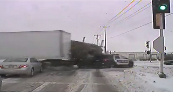 بالفيديو.. &#8221; حادث مروع &#8221; .. شاحنة تصطدم بسيارة وتسحقها