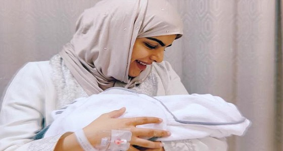 بالفيديو.. هدايا زوج &#8221; سارة الودعاني &#8221; بعد ولادتها لطفلهما الأول