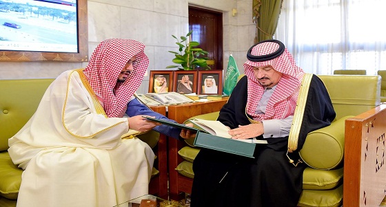 بالصور.. أمير الرياض يتسلم نسخة من مجلة البحوث الإسلامية