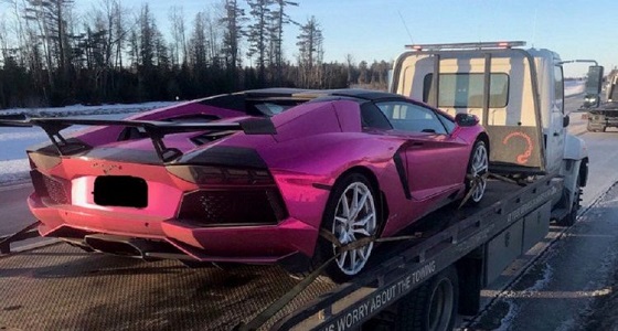 الشرطة الكندية تحتجز سيارة لامبرجيني افنتادور كشف وردية اللون لتهوور سائقها