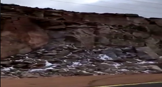 بالفيديو.. الثلوج تغطي جبل اللوز