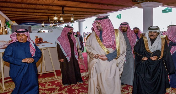 أمير الحدود الشمالية يزور جناح جمعية الثقافة والفنون في مهرجان الصقور بطريف
