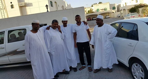 صورة حديثة للاعب المنتخب القطري مع والده بالزي السوداني في الدوحة 
