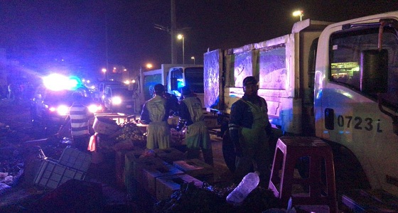 بالصور.. اتلاف كميات كبيرة من الأسماك والخضروات بمكة