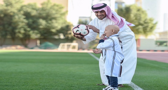 بالصور.. الشباب يحتفي بالطفل فازع