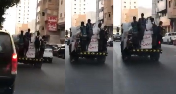 بالفيديو.. أطفال يتسلقون شاحنة أثناء سيرها بمكة