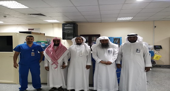 بالصور.. كفى تزور نزلاء مستشفى القنفذة وتبادلهم الهدايا