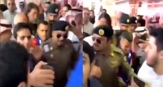 مشهد طريف.. جماهير الهلال تلتقط الصور مع رجل الأمن المرافق لـ جيوفينكو ” فيديو “