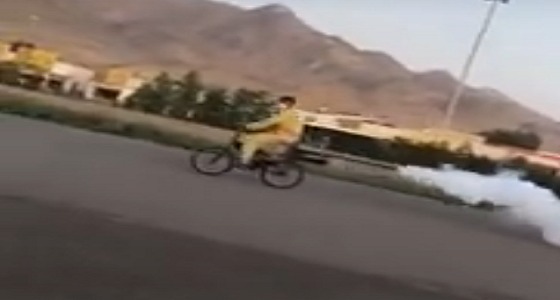 بلدية بدر تعلق على فيديو لعامل يرش على دراجة