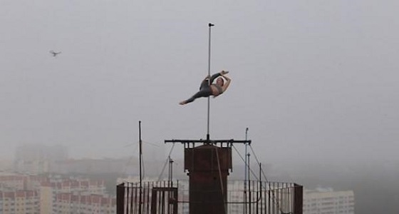 بالفيديو.. امرأة تقدم رقصة متحدية الموت أعلى ناطحة سحاب