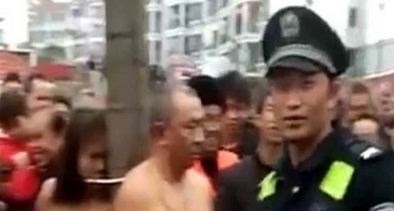 ” أبشع إنتقام ” .. امرأة تربط زوجها وعشيقته عاريين في مكان عام