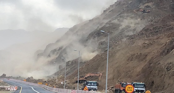 بالصور.. ” نقل عسير ” يواصل أعمال صيانة عقبة ضلع ويفجر الصخور المعرضة للسقوط
