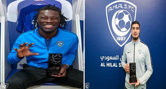 بالصور.. غوميز الهلال يتسلم جائزة أفضل لاعب