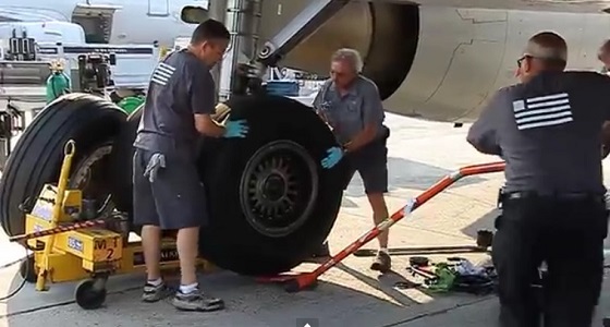 بالفيديو.. كيفية استبدال عجلة الطائرة ومدى تشابهها بعجلات السيارة
