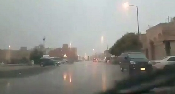 بالفيديو.. لحظة هطول أمطار غزيرة على الرياض