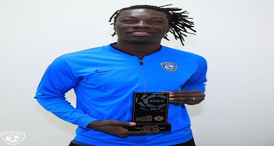 بافيتيمبي جوميز يتسلم جائزة أفضل لاعب في الجولة الماضية