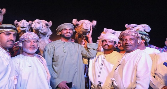 بالصور.. حارس الهلال يزور مهرجان الإبل ويبدي إعجابه بالناقة ” خزامة “