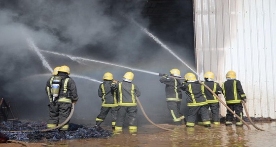 بالصور.. اندلاع حريق هائل في مستودع للقطن بتبوك دون إصابات 