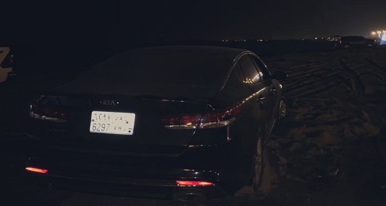 بالصور.. سيارات عديدة عالقة بالرمال في الشقيق بجازان