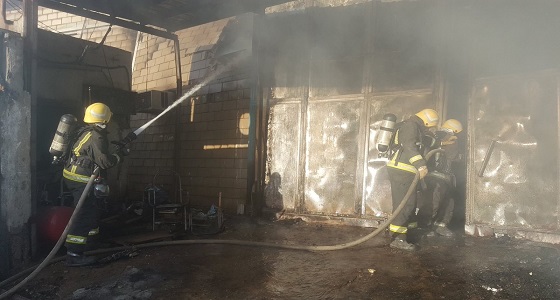 بالصور.. اندلاع حريق بمستودع ” إسفنج ” بجدة