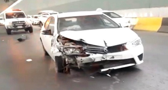 سقوط مروحة شفط ضخمة على مركبة شاب أثناء سيره في نفق بمكة