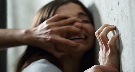 شاب يعتدي على 3 نساء والسلطات تطلق سراحه