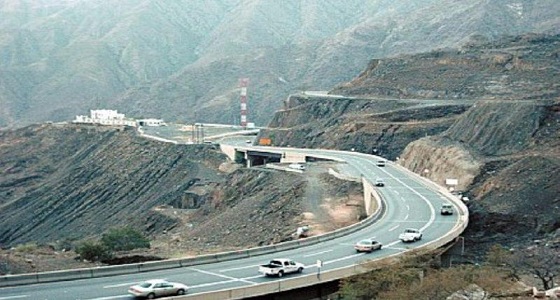 وفاة وإصابة شخصين في حادث انقلاب شاحنتين بعقبة ضلع