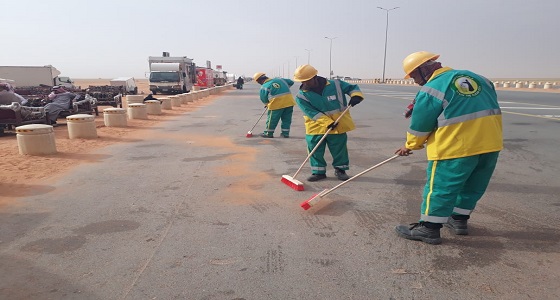 بالصور.. أكثر من 300 عامل لتنفيذ الخطة التشغيلية لنظافة مهرجان الملك عبدالعزيز للابل