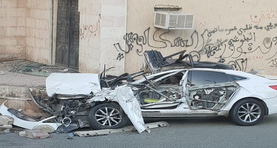 تهشم سيارة إثر اصطدام ” قلاب ” بها في مكة