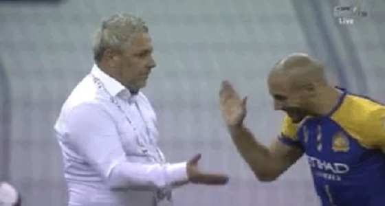 بالفيديو.. لقطة طريفة بين مدرب الشباب و ” أمرابط “