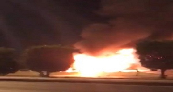 بالفيديو.. احتراق مركبة بعد انقلابها على طريق ” السيل- الطائف “