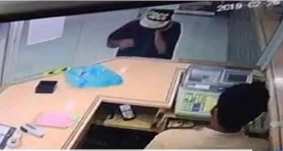 بالفيديو.. شاب يخدع موظف في مطعم بعسير ويسرق مبلغ مالي