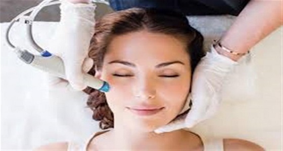 تعرفي على التقشير المائي لعلاج مشاكل البشرة دون ألم