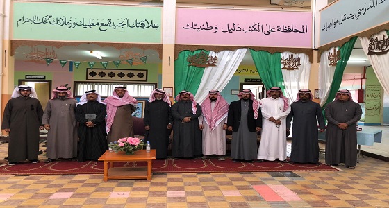 بالصور.. مدارس القرص للبنين تكرم بعض معلميها المتقاعدين