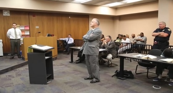 بالفيديو.. لحظة اعتداء مجرم على محامي بالضرب داخل قاعة المحكمة