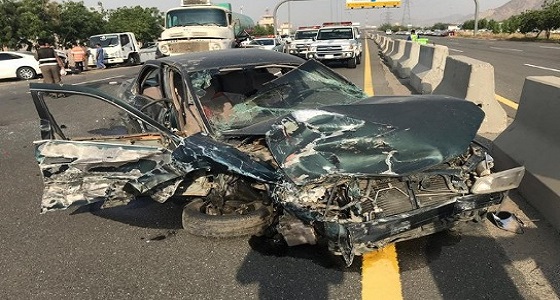 بالصور.. وفاة حدث إثر ارتطام مركبته بـ4 مركبات أخرى في عرفة