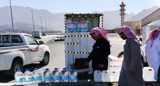 بلدية العزيزية بمكة تُزيل 16 مبسطا مخالفا لبيع مياه زمزم على طريق الهدا