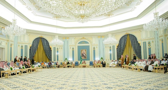 بالصور.. خادم الحرمين يستقبل مسؤولين بوزارة العمل وممثلين للعاملين بالقطاع الخاص