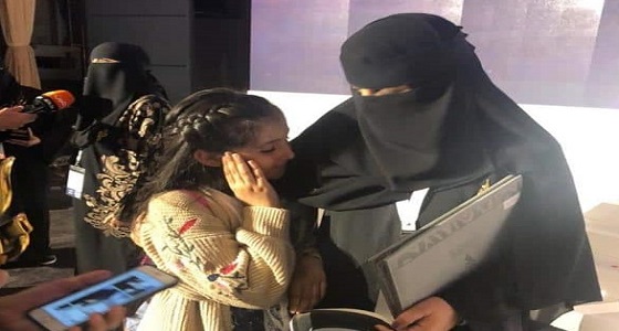 بالفيديو.. لحظة دخول طفلة في نوبة بكاء شديدة عقب إعلان فوز والدتها بالمركز الأول