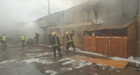 بالصور.. تفاصيل إندلاع حريق بمستودع بجدة