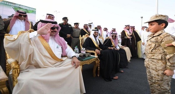 بالفيديو.. أمير عسير يلاطف طفل يرتدي الزي العسكري ويلتقط صورة معه