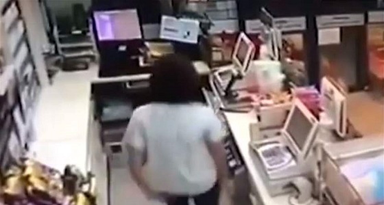 بالفيديو.. موظفة تستخدم زميلتها كدرع بشري للنجاة من هجوم مسلح