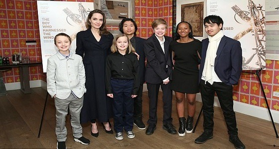 بالصور.. أنجلينا جولي في ظهور نادر مع أطفالها الستة