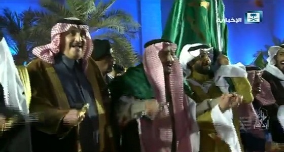 بالفيديو.. خادم الحرمين الشريفين يتوشح علم المملكة خلال أداء العرضة السعودية