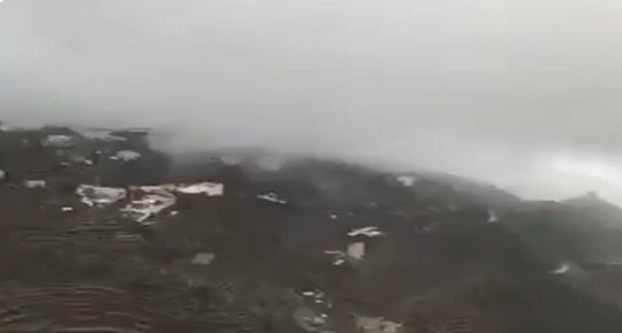 بالفيديو.. الضباب والأمطار يعانقان سفوح جبال فيفاء