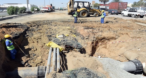 بالفيديو والصور.. سقوط مركبة وشاحنة إثر هبوط أرضي بجدة
