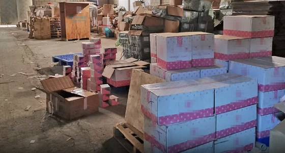 ضبط 310 آلاف منتجًا مخالفًا في مصنع أدوات تجميل بجدة