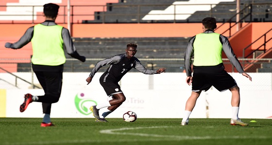 بالصور.. ” الشباب ” يواصل تدريباته بإشراف المدير الفني ماريوس سوموديكا