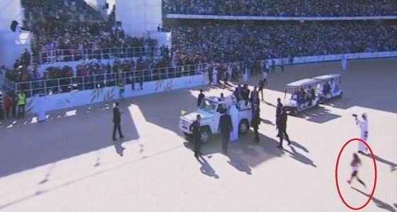 بالصور.. فتاة تتجاوز الحشود في أبوظبي للوصول لبابا الفاتيكان